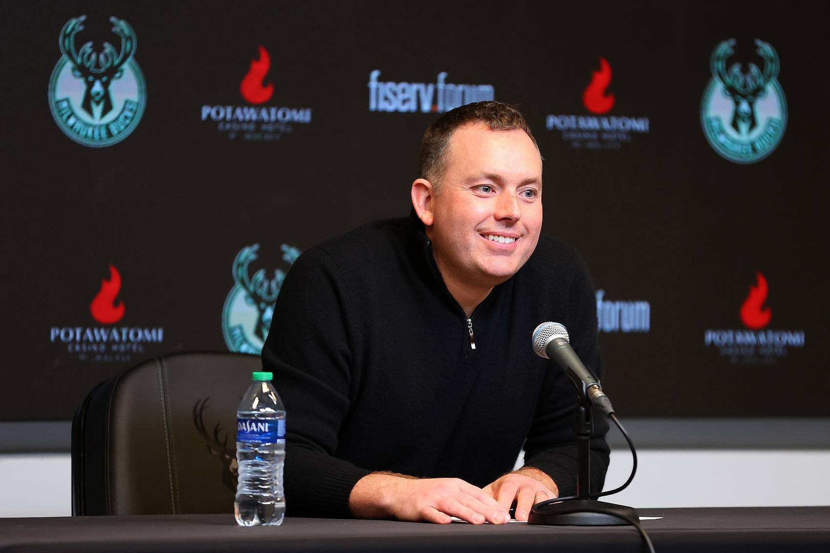 密尔沃基雄鹿迎CBA常规赛关键赛；窗口期内部沟通；媒体盛赞；年轻球员得到机会的简单介绍