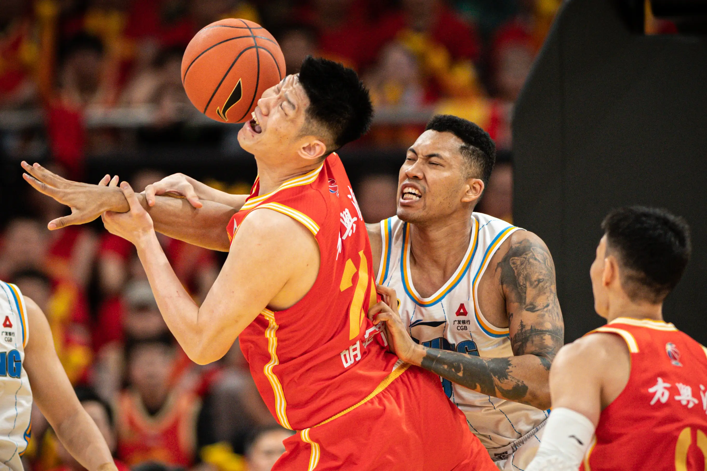 密尔沃基雄鹿迎CBA常规赛关键赛；窗口期内部沟通；媒体盛赞；年轻球员得到机会的简单介绍