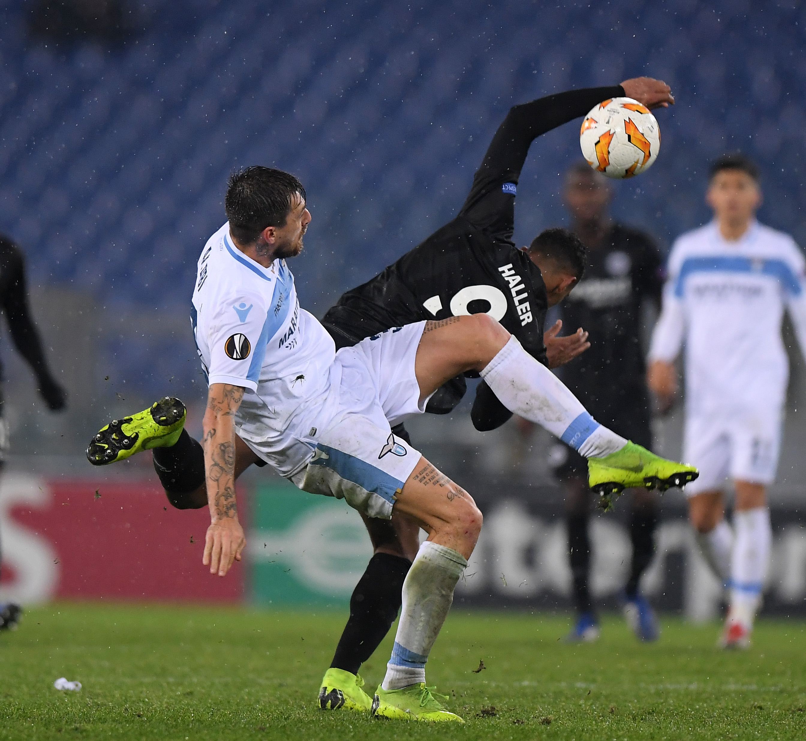 拉齐奥窗口期防线松动；志在欧联名次提升；质疑声仍在；更衣室氛围转暖(拜仁欧冠客战拉齐奥的举换人牌子的女裁判)-乐鱼网页版